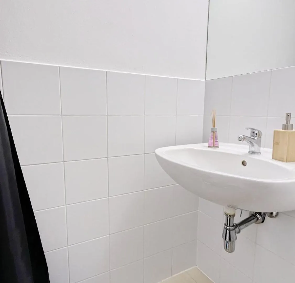 Spacious Rooms - 15 Min From Airport & City Center, 5 Min From Vienna Main-Bus Station Ez1